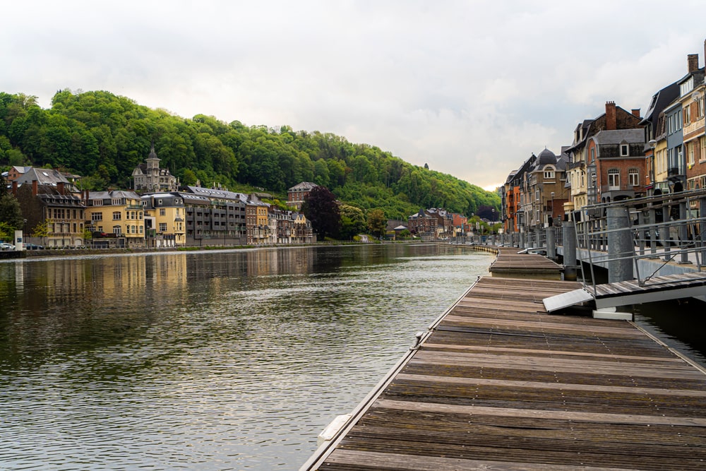 Faire une promenade sur les bordures de la Meuse
